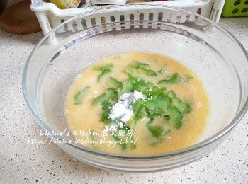 step5: 涼瓜片放入滾水中浸3分鐘 , 隔去水份後放入蛋液內 , 加1茶匙生粉拌勻