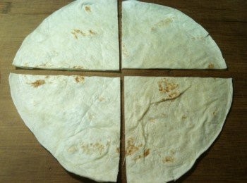 step2: 電鍋跳起後，將墨西哥薄餅皮切成四等份（因為蘋果姊姊的烤箱是一般家用小烤箱，所以要先切餅皮，這樣子烤箱才放得下。如果您家的烤箱是大烤箱的話，就可省略這個步驟囉）。