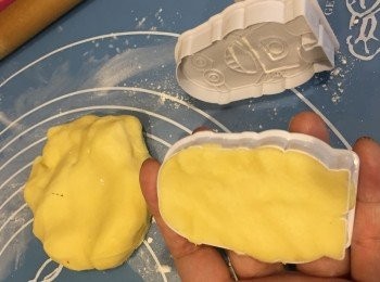 step8: 三十分鐘後從冰櫃取出後分開十份麵團，然後將它放進印模內