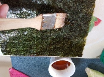 step5: 將已調好味的麥芽糖搽上一塊壽司紫菜上