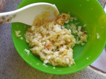 step2: 蒜蓉及薑蓉切碎後稍略爆香備用