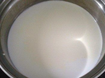 step1: 小火將牛奶及鮮忌廉加熱，暖便可，切勿煮沸
