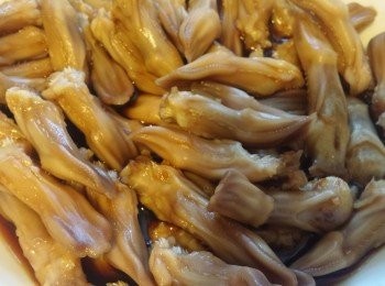 step1: 鴨舌先用熱水汆一汆水,
飛水後加三湯匙鹵水和兩湯匙糖醃一陣。