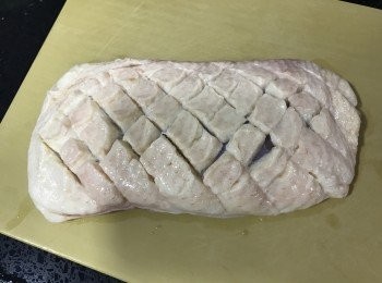 step1: 鴨胸解凍後，先將表皮界成格仔紋 (不用切入肉)