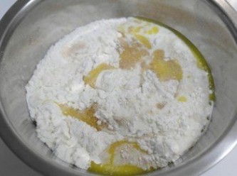 step2: 牛奶加熱到溫溫的~~加入糖溶解!!! 麵粉過篩加入鹽攪拌均勻!!! 之後將以上材料以及酵母粉攪拌成糰~~