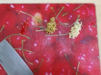 step4: 紅辣椒切小圈、蒜頭和薑切成蓉。