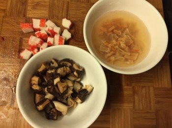 step4: 蟹柳, 冬菇, 蝦乾切小粒, 瑤柱撕開