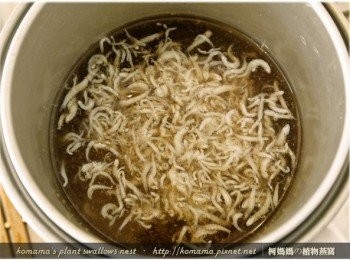 step4: 把吻仔魚用清水洗淨，瀝乾水份後，直接鋪放在黑木耳養生露上。