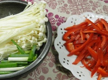 step1: 彩椒切絲、金針菇去蒂洗淨，蔥切段