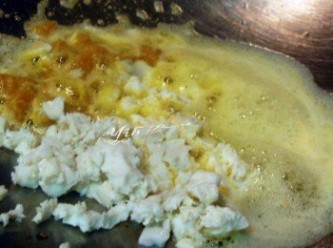 step1: 鹹蛋的蛋黃和蛋白分別"用手捏碎"分開放(用刀切蛋黃顆粒太大.用手捏蛋黃像沙一樣.比較容易裹在菜葉上喔^^) 鍋中下油先爆香捏碎蛋黃再加入捏碎蛋白