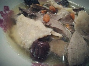 step3: 電鍋跳起後，撈起鍋內的豬心切薄片，最後以塩調味，再放入鍋中，即可盛鍋享用滋補、美味、營養滿分、養生的「當歸黃耆紅棗枸杞豬心湯」。