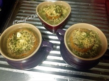 step4: 煲滾後倒入可放焗爐的小碗。加入海鹽及黑胡椒拌勻後把法包放在湯上。磨芝士碎上面後加上parsley碎。