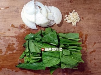 step2: 利用煮麵的時間，開始備料和做醬汁。洋葱逆紋切片、蒜頭切末、菠菜切段。