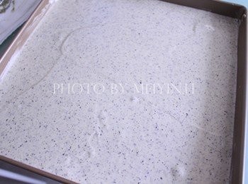 step7: 輕拍烤盤底部震出大氣泡。