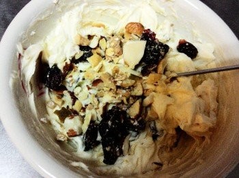 step3: 取出適量的奶油乳酪先加入煉乳或蜂蜜的攪拌均勻再加入堅果調勻就是好吃的抹醬囉