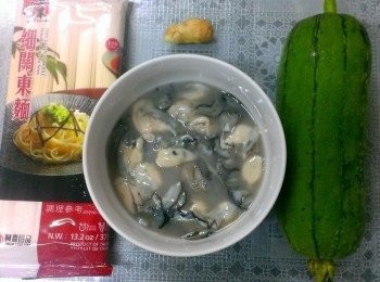 step1: <span class="group_1">食材</span>: 薑切片、蚵ㄚ鹽順時鐘重覆清洗幾次、絲瓜刨皮切半再切塊