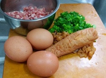 step1: 菜脯切粗粒 （不要太碎， 可增加咬口), 蔥花放大碗中備用，