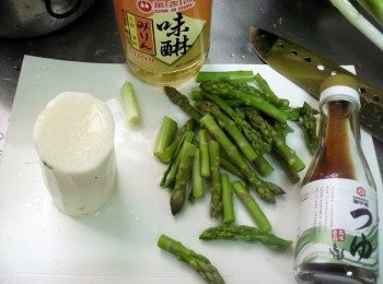 step1: 準備好<span class="group_1">食材</span>洗淨切段備用，