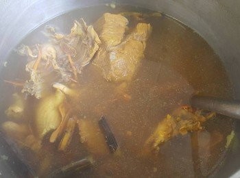 step13: 用 5 大湯碗水放入材料 , 大火滾起後計算 , 轉中火煲 2-1/2 小時熄火焗約30分鐘 , 飲用前再大火滾起 , 1茶匙雞粉少少鹽, 完成 !

另外雪耳煲約煲 30 分後取出, 五花腩煲 2 小時取出做另一餸菜.