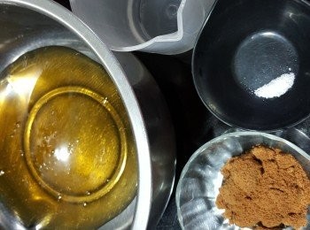 step10: 用30g水,加入黑糖30g,麥芽糖170g,鹽1/8茶匙,用慢火煮滾