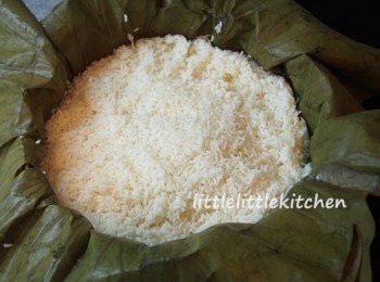 step2: 糯米浸水半天，隔去水份，放蒸籠內，隔水蒸約 25 分鐘