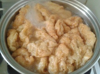 step2: 用一鍋沸水煮麵筋兩至三分鐘（汆水），撈起，用冷水沖，瀝乾水份備用