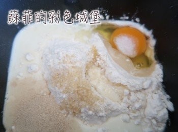 step5: 除了奶油，其他所有材料投入麵包機裡，設定烏龍麵麵糰行程(15分鐘）。此時麵糰柔軟又不黏手。