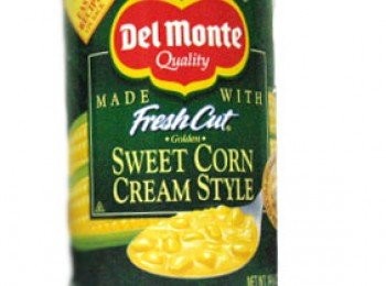 step3: 將2份粟米蓉加入1份雞湯，用回罐頭嘜量2份水倒入煲內加入薑片攪勻煲滾