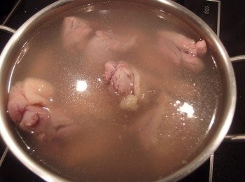 step4: 將切塊的鴨肉汆燙後,沖冷水瀝乾備用。