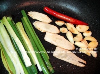 step4: 起油鍋，倒入1小匙炒菜油，擺進<span class="group_2">爆香材料</span>，小火爆香。(約3分鐘)