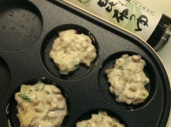 step3: 拌入醬油露後加面粉拌勻下鍋煎