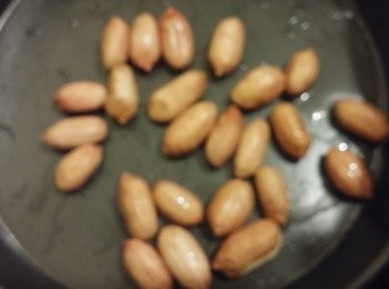 step4: 花生洗淨用氣炸花生後加少許油令花生靚啲。