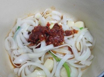 step3: 洋蔥軟了之後加入豆瓣醬.醬油及米酒拌炒!!!
