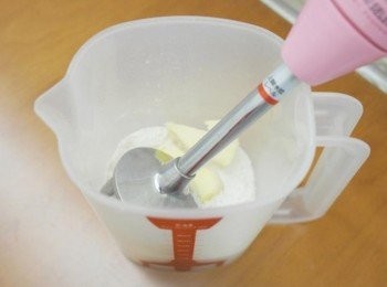 step1: 將低中筋麵粉.泡打粉.砂糖及奶油通通放在容器中~~拿起電動攪拌棒開始打^^