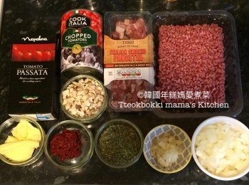 step1: 準備好以上的材料後待用。
煲水下少許鹽，水滾後加入意粉(跟意粉包裝指示的時間來煮或煮至個人喜好的諗度)。