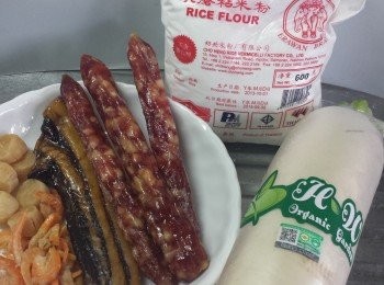 step1: 將臘肉、臘腸等先蒸熟，待冷後切小粒