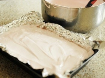 step6: 用保鮮紙或錫紙鋪在容器內，灑上糖霜及太白粉/玉米粉。然後倒入綿花糖，鋪平表面，再灑上糖霜。靜置最少十小時或一整天，不用放入雪櫃