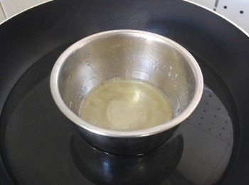 step1: 膠加水混合，隔熱水咗溶成魚膠溶液, 綠茶粉用熱水30ml開勻備用