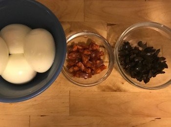 step1: 這個料理做法非常簡單, 先把雞蛋煮熟後, 剝殼. 然後把葡國香腸和黑橄欖切碎. 由於在香港較為困難買到葡國腸, 所以我改用了西班牙香腸 Chriso. 西班牙香腸在各大型的超級市場均有售出. 但請注意: 西班牙香腸分為兩種 -- 甜和辛辣的. 我選擇了後者, 因為吃起來味道較為Smoky.