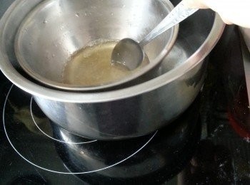 step8: 將浸軟的魚膠片隔去水份,再用熱水將魚膠片座溶