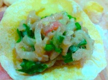 step5: 再把它搓成圆形再压扁成圆薄状，将内陷包入。