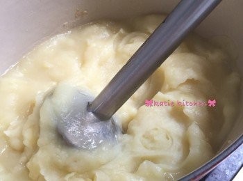 step6: 使用hand blender 分3-4次攪成薯仔蓉