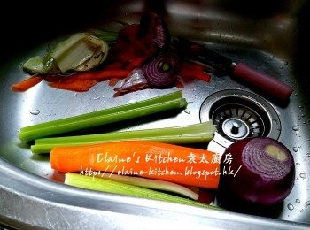 step2: 西芹去纖維 , 甘旬去皮 , 紫洋蔥去衣
