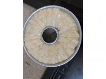 step9: 表面再刷上餘的<span class="group_2">餡料</span>,灑上杏仁角裝飾