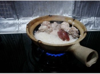 step7: 全程約17-18分鐘 ,關火前加上蛋一隻蓋上焗約2分鐘便可享用、加上煲仔鼓油便成一個既溫暖又易做排骨立腸煲仔飯哦!