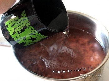 step3: 浸泡過後的水不需倒掉
直接放進大一點的鍋中再加入 800g 的熱水
一起放上瓦斯爐熬煮

※ 煮粥以熱水來熬煮可以比較輕易煮掉有些穀物的特別味道
    會讓煮出來的粥較美味唷！！

※ 這邊是以 米和水=1：8 的比例下去熬煮，
    濃稠度可自行依喜好增減水量。