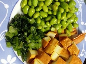 step3: 準備好各材料:雪菜洗淨切粒,五香豆腐切粒