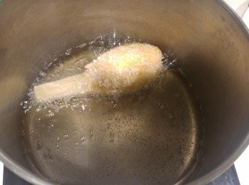 step5: 火力請不要太大火, 起初用中細火炸。