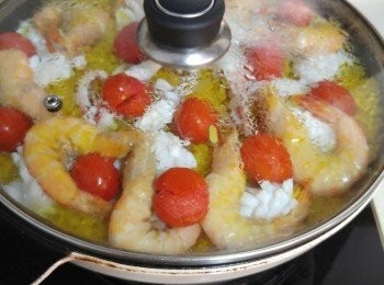 step5: 中细火煮10分鐘，?最细火煮10分鐘，熄火焗5至10分鐘，加香草，檸檬汁即可食用。