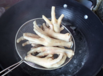 step4: 雞爪洗淨把指甲切去，鍋裡燒水，灼一下撈起沖洗乾淨。